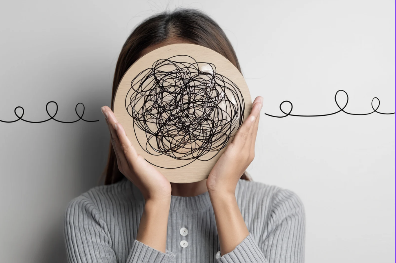 Personne se sentant brouillon Femme tenant un plateau en bois avec des gribouillis, symbole de confusion ou de désordre.