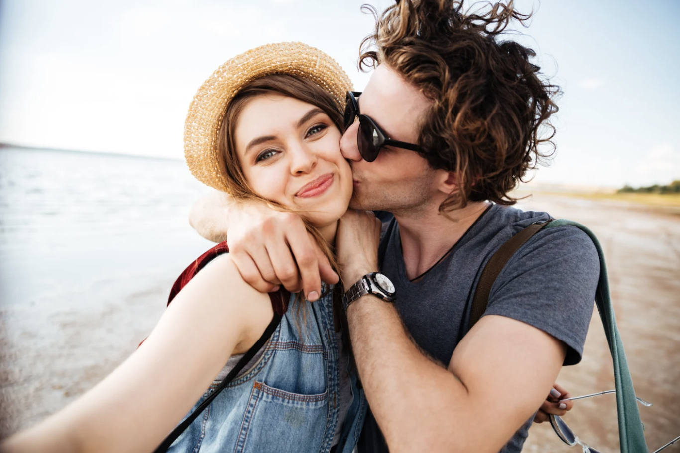 couple heureux s'embrassant